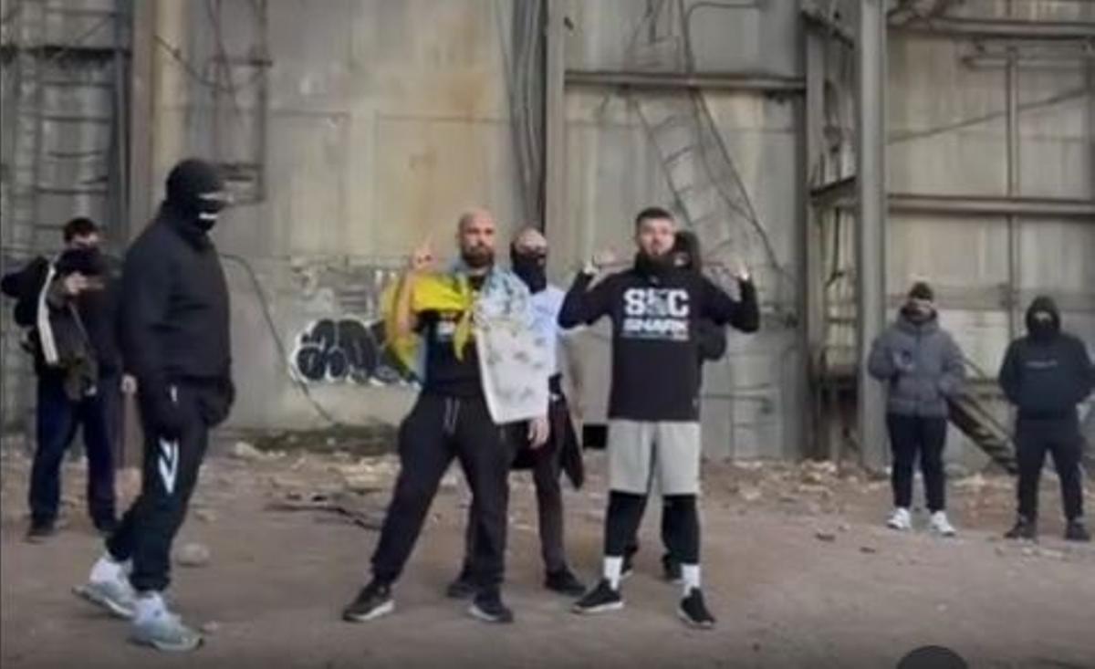 Alguns dels organitzadors portaven la cara tapada per no ser reconeguts a les imatges