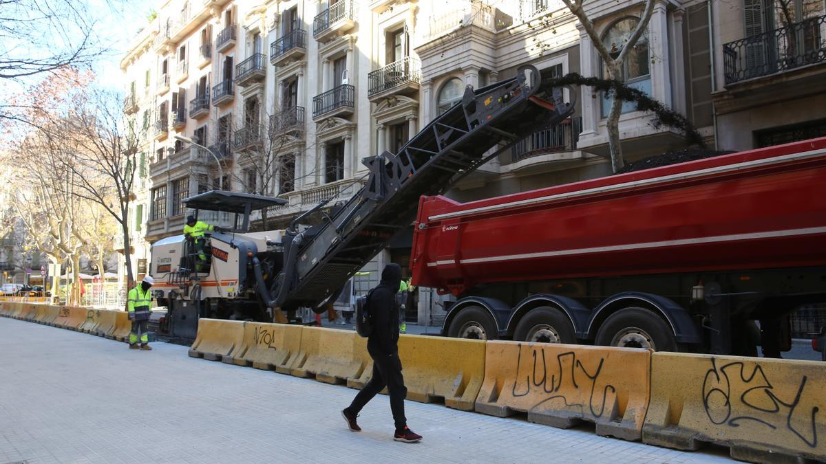 Obras en el futuro eje verde de Consell de Cent, en el Eixample, en Barcelona.