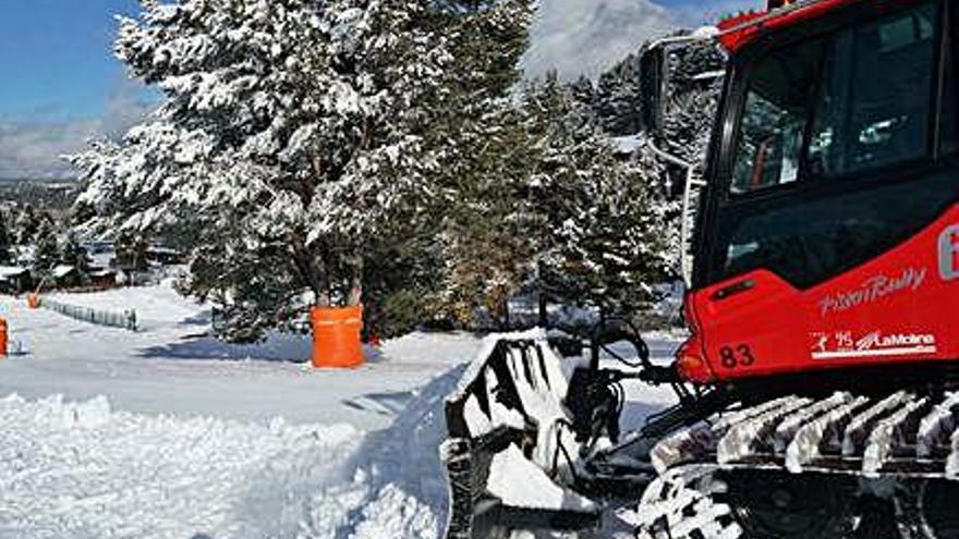 Una màquina trepitjaneu gestionant els gruixos a l&#039;estació de la Molina