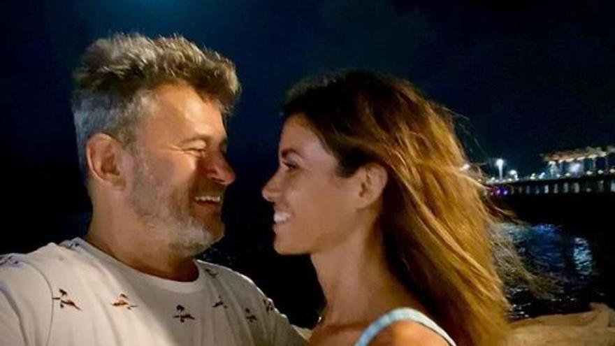 Miki Nadal le pide matrimonio a su novia, la alicantina Helena Aldea, con un anillo y dos croquetas