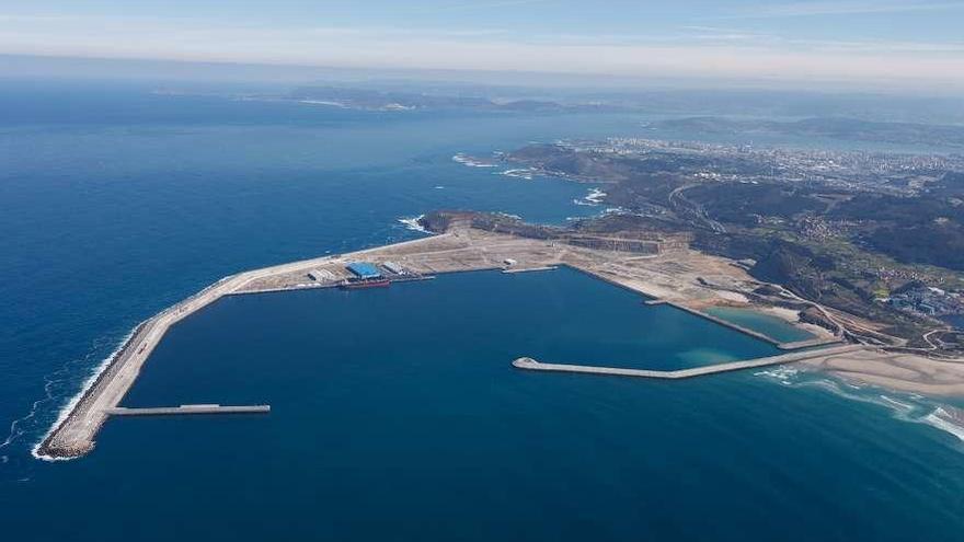 Vista áerea del puerto de Langosteira, en A Coruña. // FdV