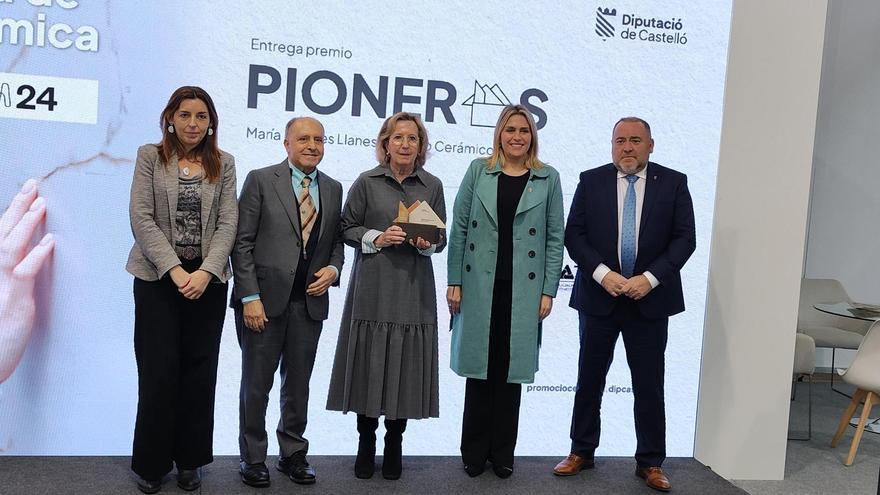 Foto de familia tras la entrega del premio Pioneros a María Dolores Llanes, este martes, en el estand de la Diputación en Cevisama.