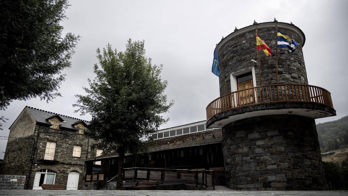 Vista del Ayuntamiento de Ibias, en San Antolín.