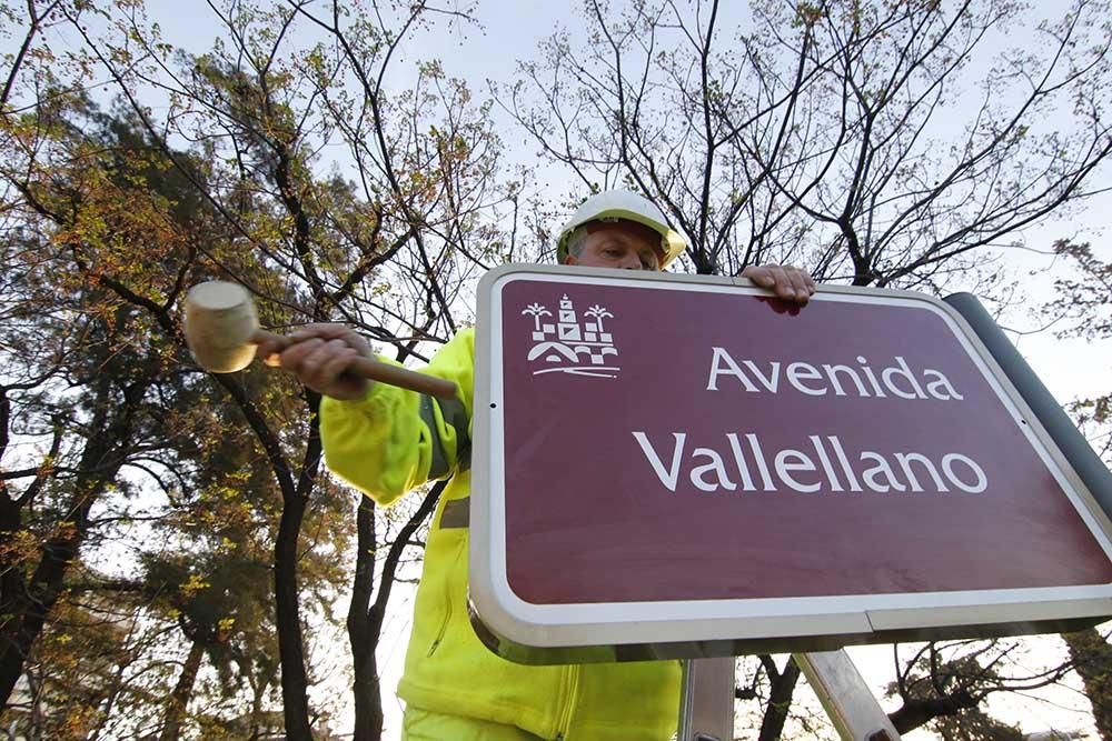 En imágenes el cambio del callejero a Cruz Conde y Vallellano