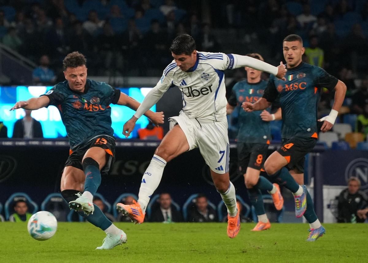 El jugador del Nápoles, Amir Rrahmani, y el del Como, Alvaro Morata