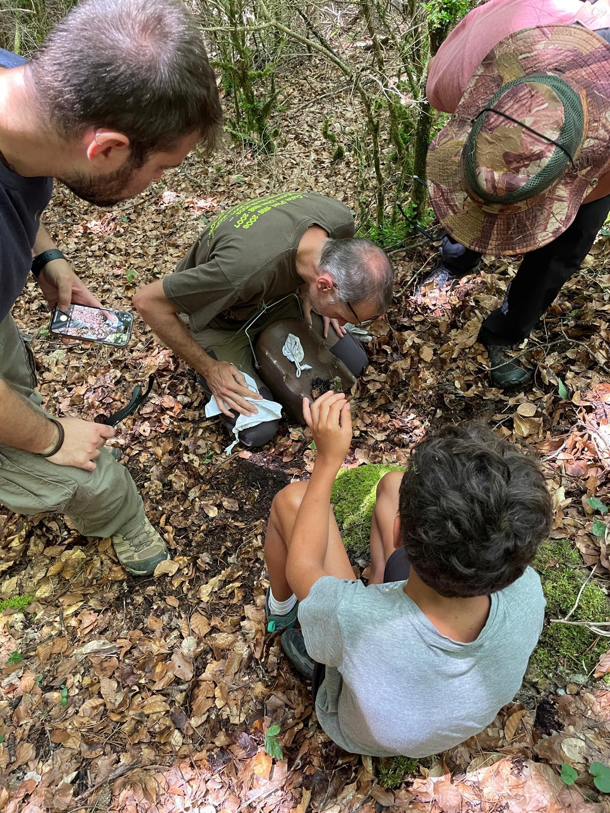 L'equip d'investigadors del Solsonès inspecciona una caixa niu