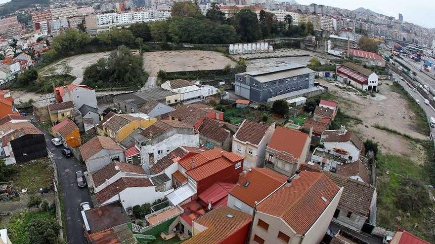 Vista general de los terrenos de Zona Franca en Teis (al fondo), antes propiedad de CLH. // Marta G. Brea