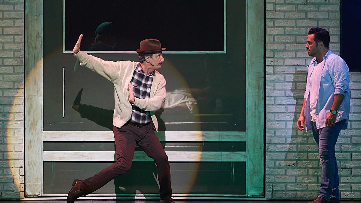 El actor zaragozano Joaquín Oliván, en el escenario junto a David Bustamante, uno de los principales reclamos del musical ‘Ghost’.