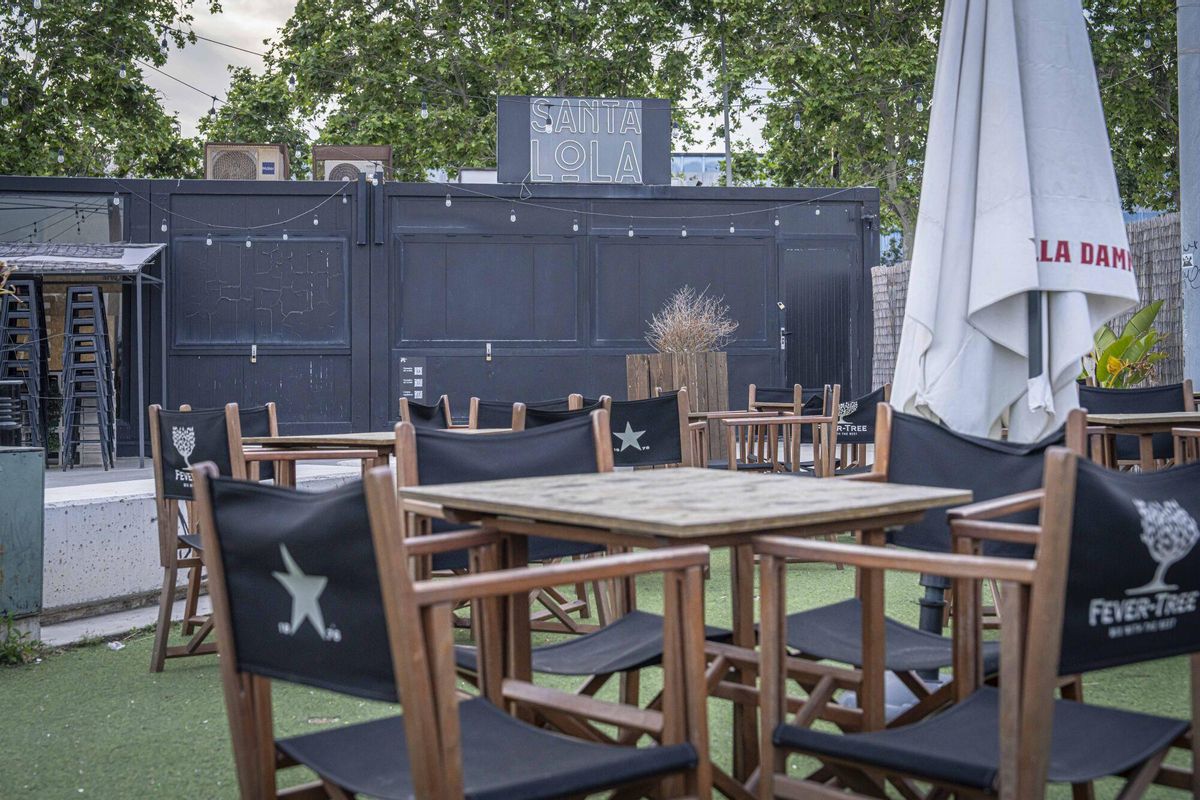 Badalona desaloja el popular bar de tardeos Santa Lola ante el malestar de los propietarios