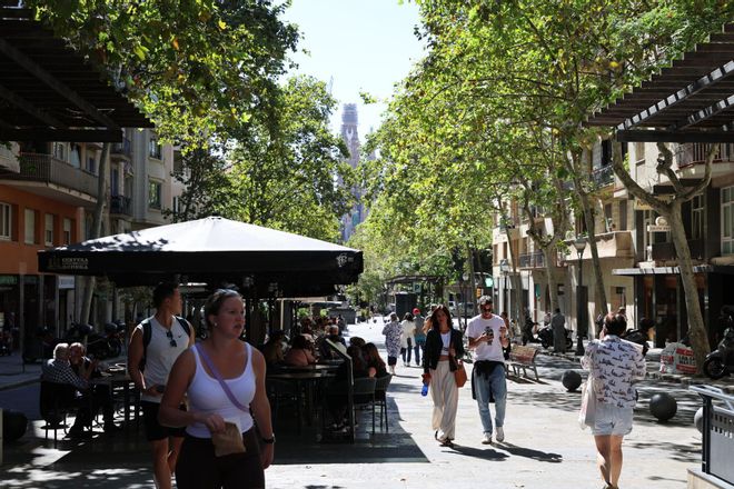 Una ofensiva municipal contra els rètols enfurisma el comerç de barri de l’avinguda Gaudí
