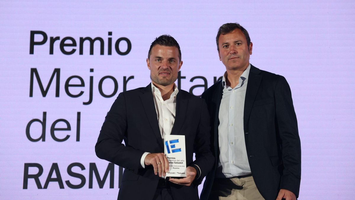 Luis Pérez y Joseba Goicoechea, en el momento de la entrega del Premio Empresa Startup del Banco Sabadell.
