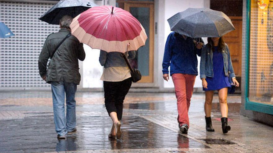 Varias personas con paraguas en A Coruña.