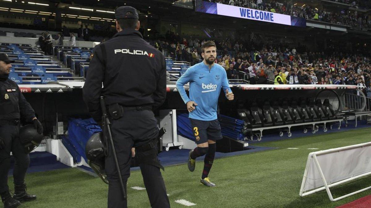 Un agente de policía, pendiente de la grada del bernabéu antes de un Clásico