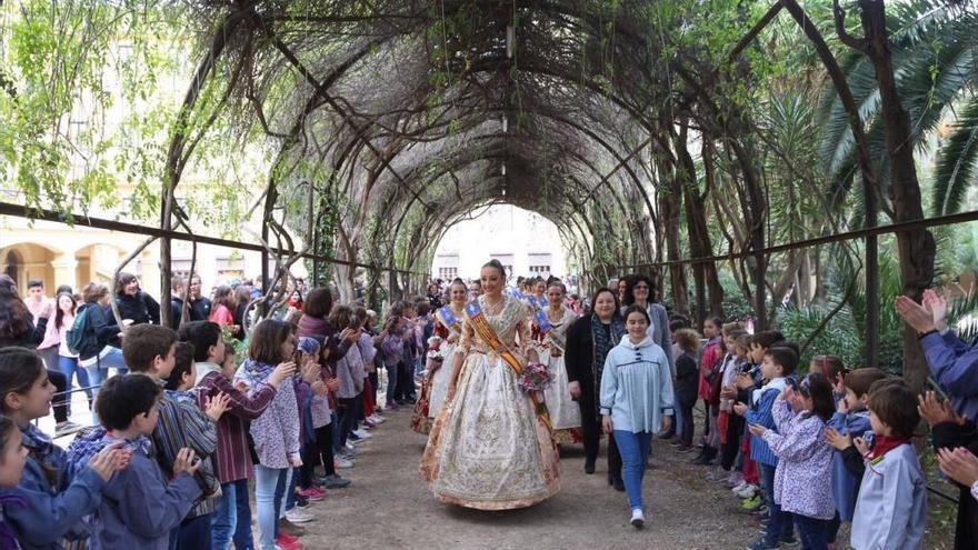 Rocío Gil entrando en el colegio