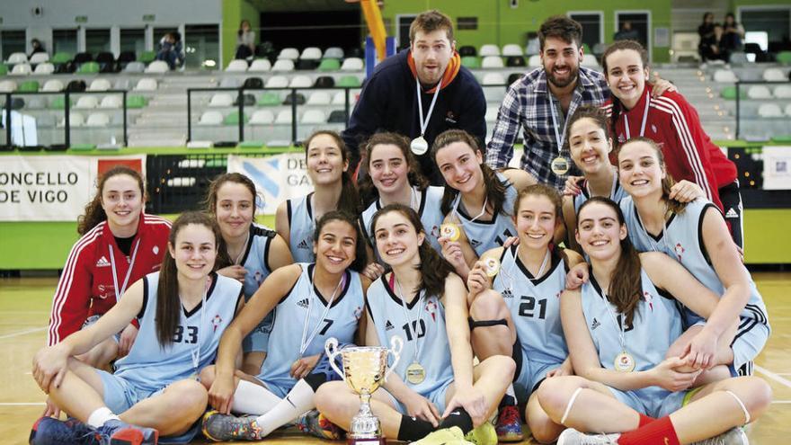 Plantilla del equipo junior con la Copa que las acredita como campeonas de Galicia. // FDV