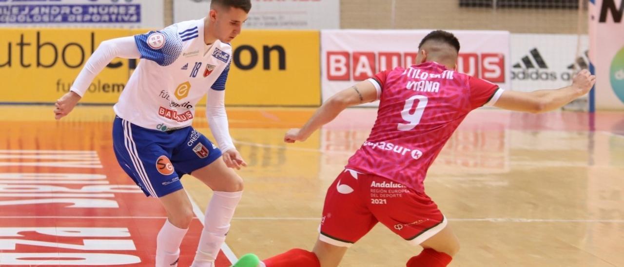 Álex Viana pugna por un balón en el partido frente al Emotion Zaragoza.