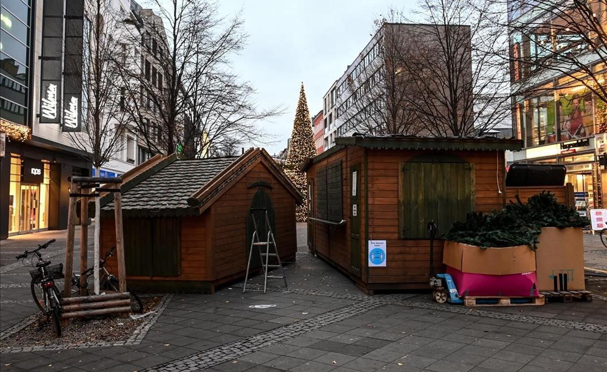 Berlin (Germany)  16 12 2020 - Christmas market booths are ready for dismantling in Berlin  Germany  16 December 2020  As the number of cases of the COVID-19 disease caused by the SARS-CoV-2 coronavirus is still rising throughout Germany  the government has imposed a second hard lockdown with businesses closing from 16 December on until 10 January 2021  (Alemania) EFE EPA FILIP SINGER