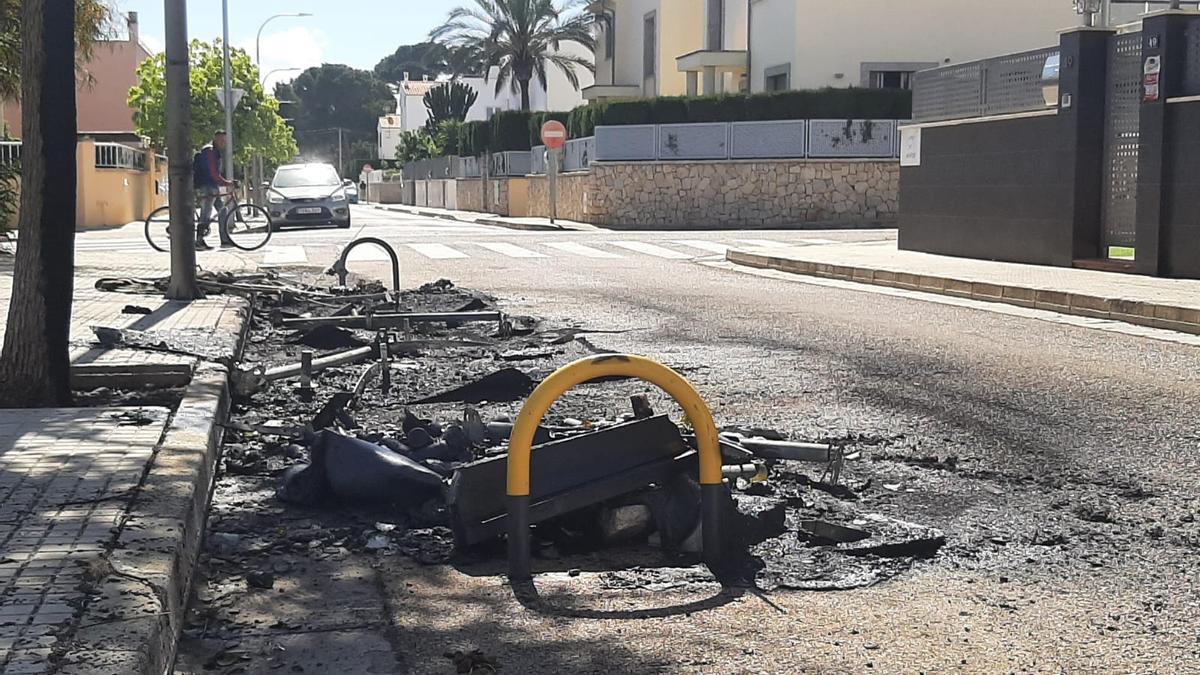 Una mujer intoxicada por un incendio de contenedores en Palma