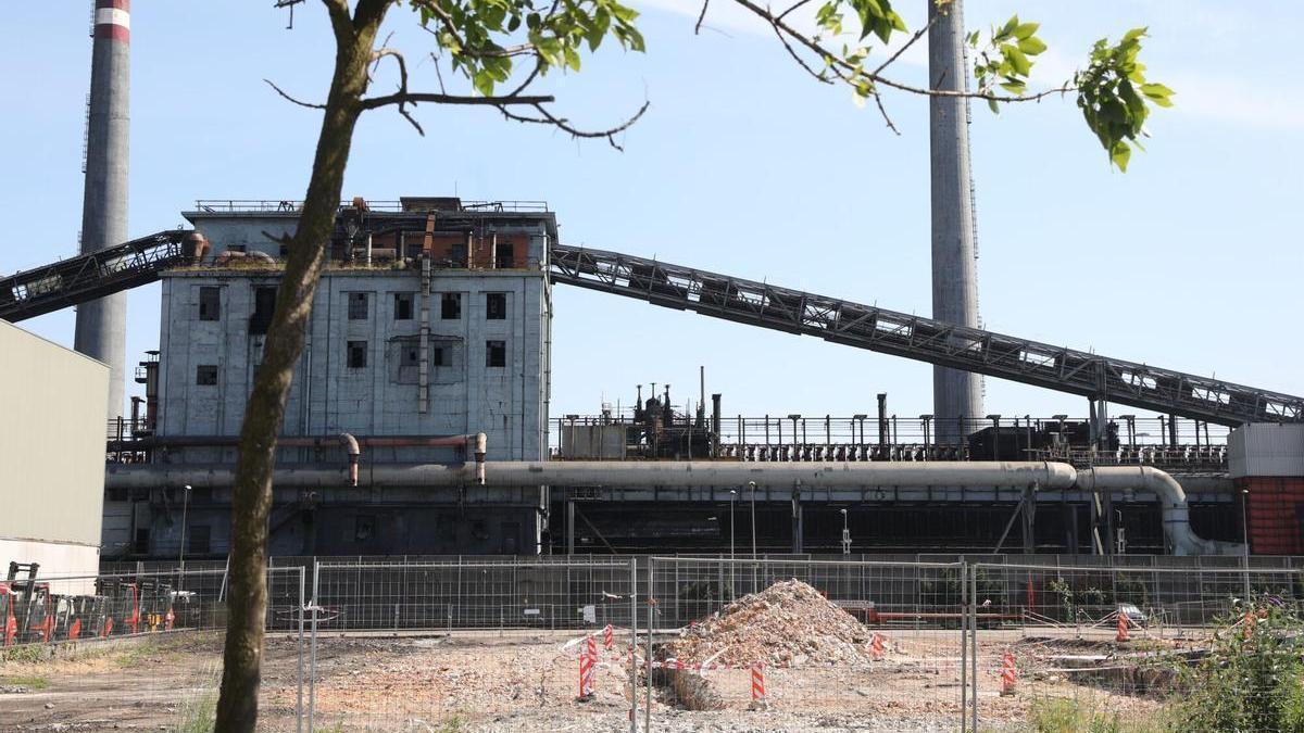Obras de desmantelamiento de las instalaciones de las antiguas baterías de cok en Avilés.