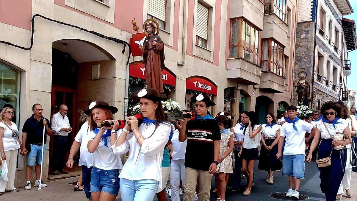 Procesión de Santiago Peregrino y Santa Ana en Grado, en 2025.