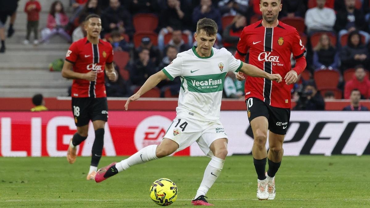 Aleix Febas golpea la pelota en un partido con el Elche