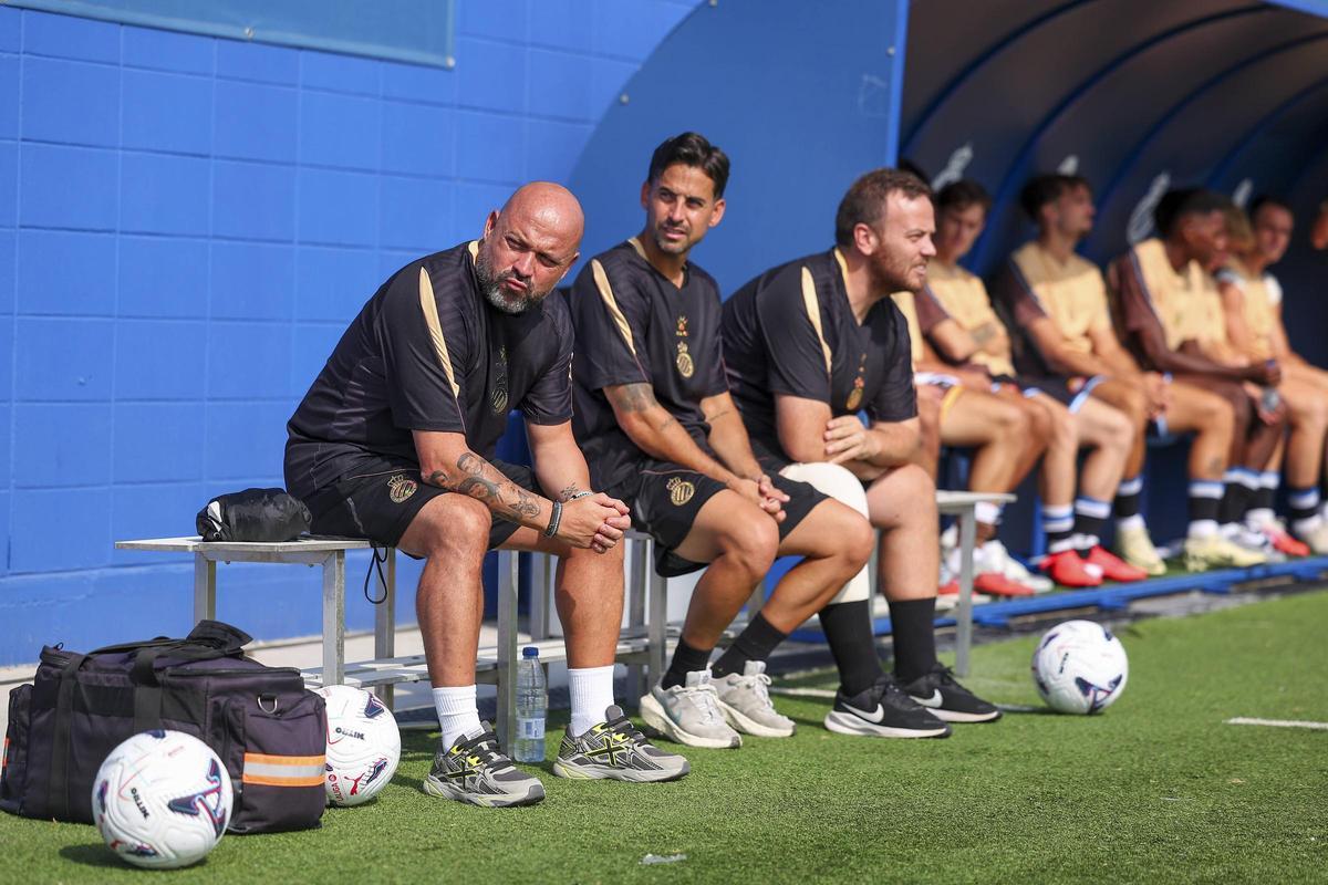 Manolo y su staff, durante el Espanyol-Sabadell