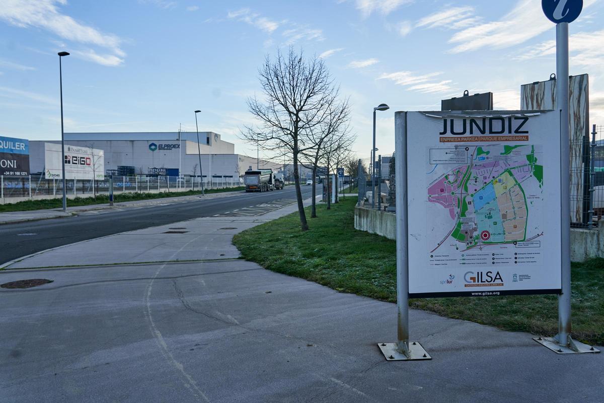 Tres jóvenes fallecidos en un choque entre dos coches en un polígono industrial de Vitoria.