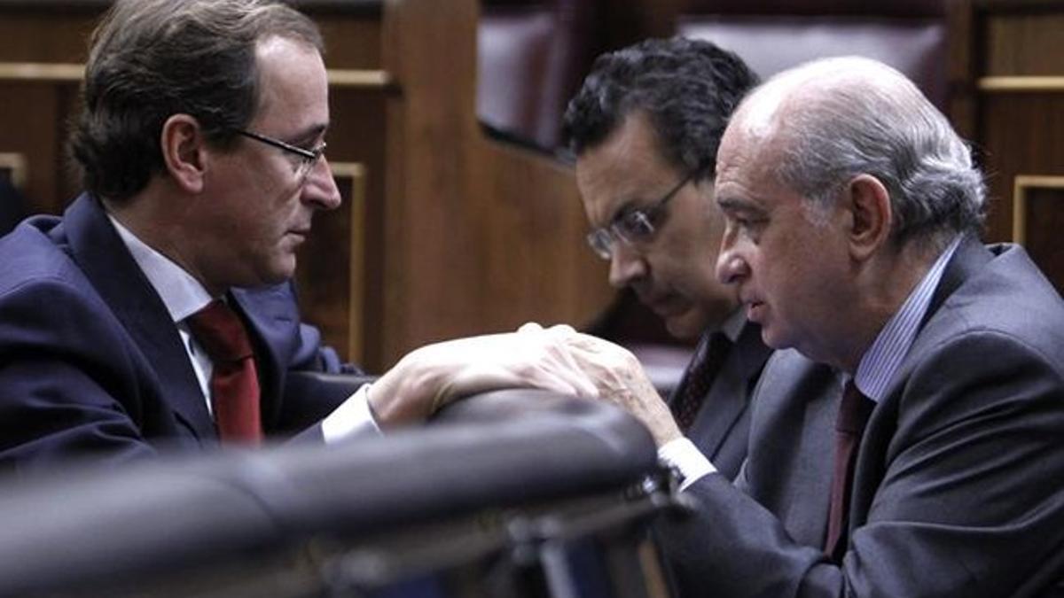 El ministro del Interior, Jorge Fernández Díaz (derecha), conversa con el portavoz del PP en el Congreso, Alfonso Alonso, este martes. EFE / FERNANDO ALVARADO