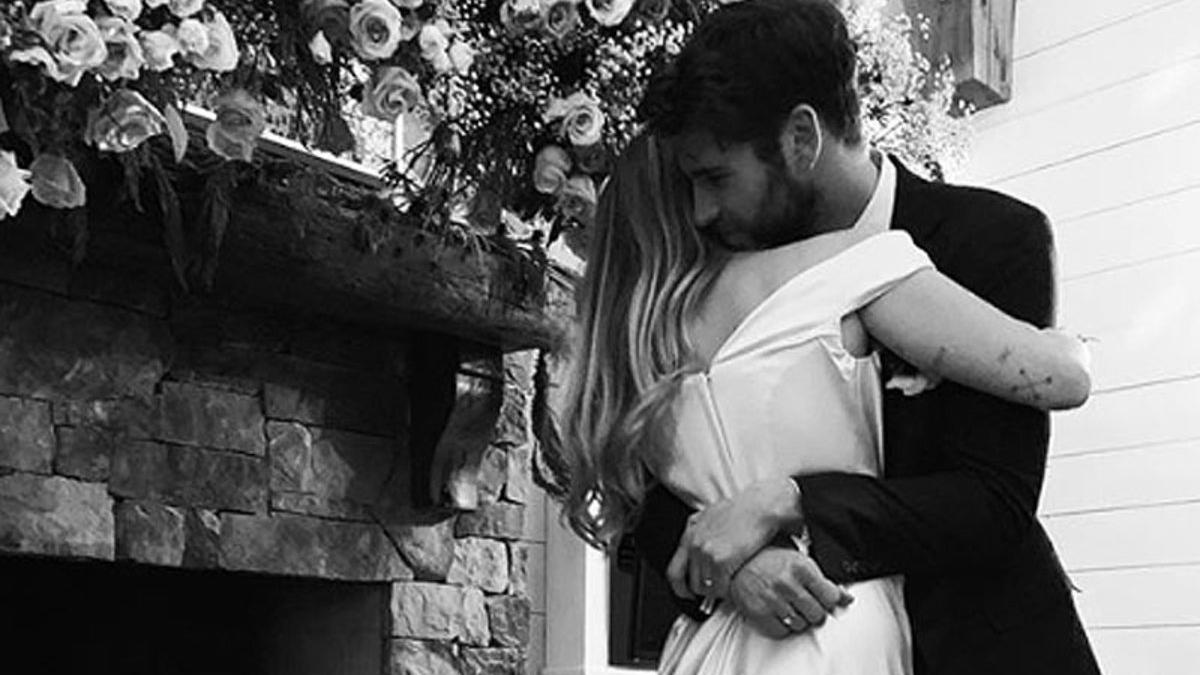 Miley Cyrus y Liam Hemsworth, en una de las fotos de su boda