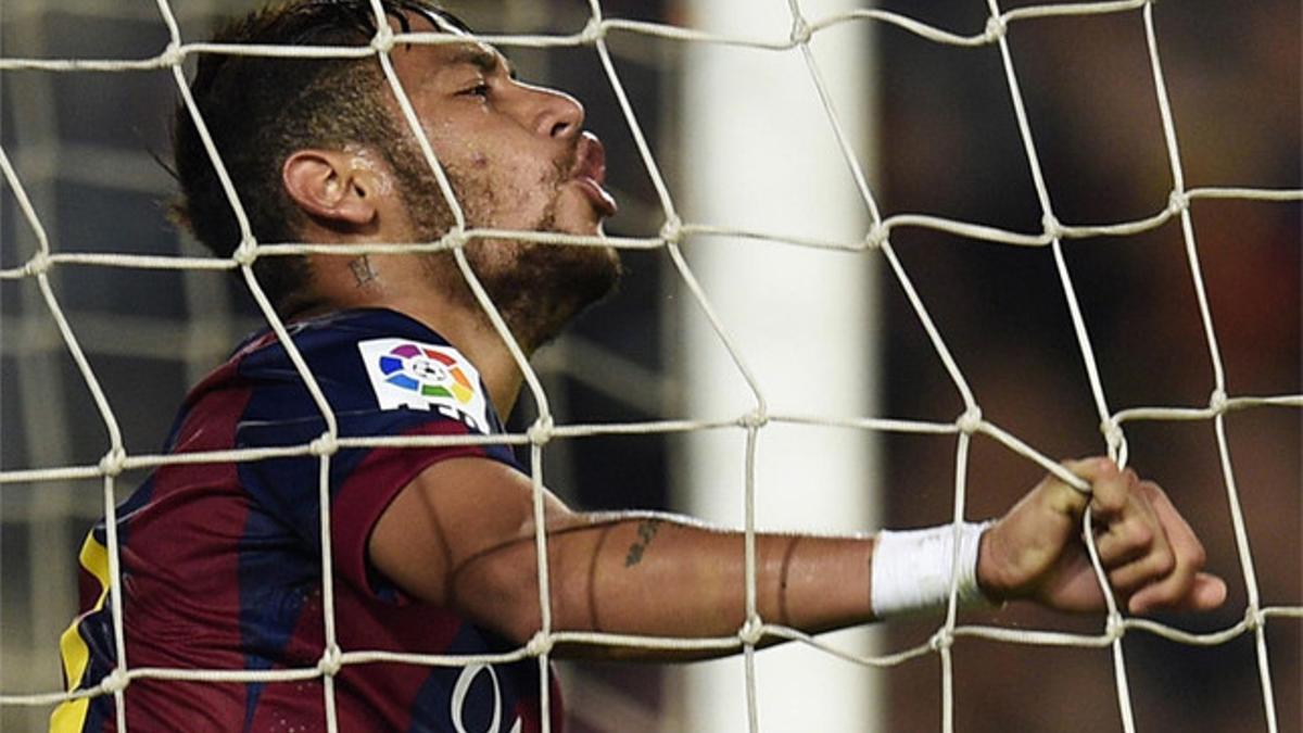 Neymar estrelló dos balones en el larguero