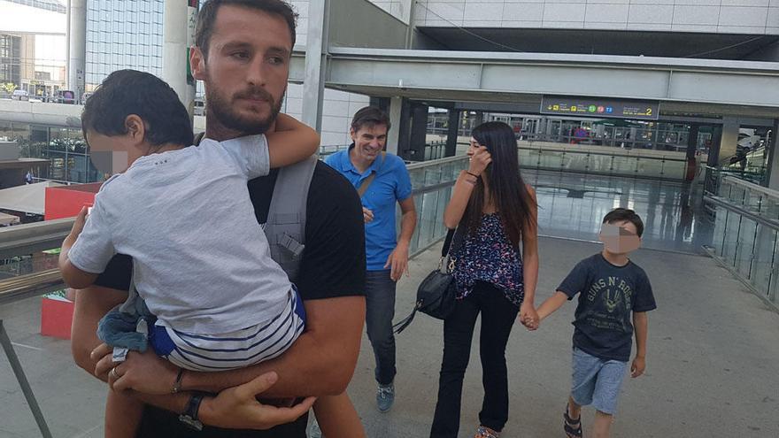 Paul Baysse, a su llegada a Málaga junto a su mujer y sus dos hijos antes de comenzar a conocer la ciudad y las instalaciones del Málaga CF.