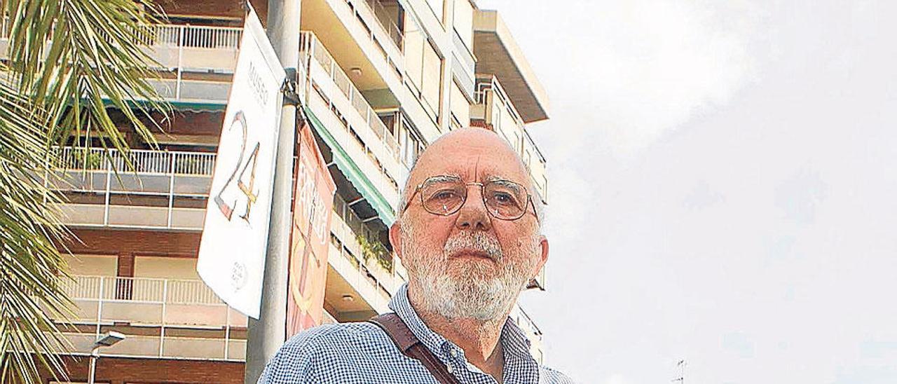 Antonio García Miralles, en la plaza de los Luceros de Alicante.