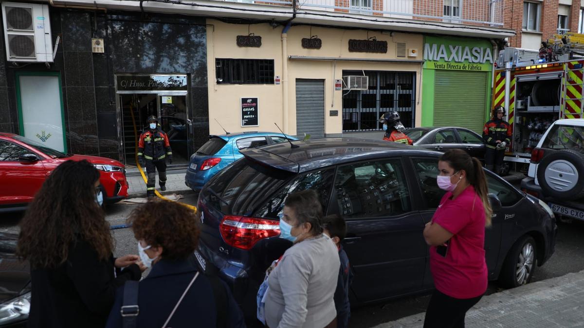 Los bomberos intervienen en la calle Hermanos Pinzón de Zamora.