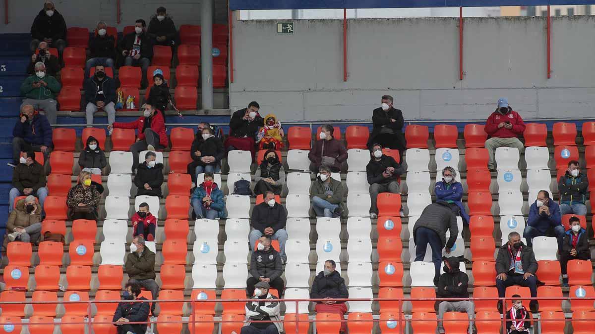 Aficionados en las gradas del estadio Ángel Carro, en Lugo.