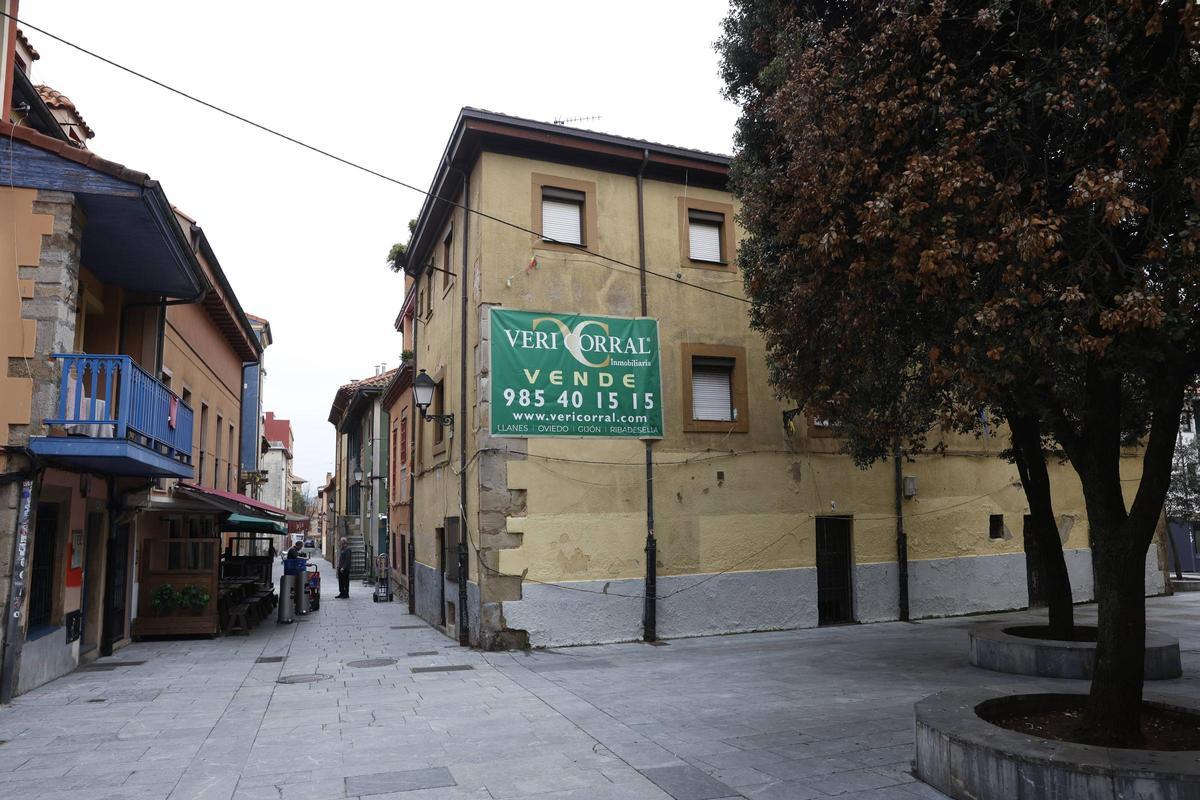 Un cartel de venta en un edificio de Cimavilla.