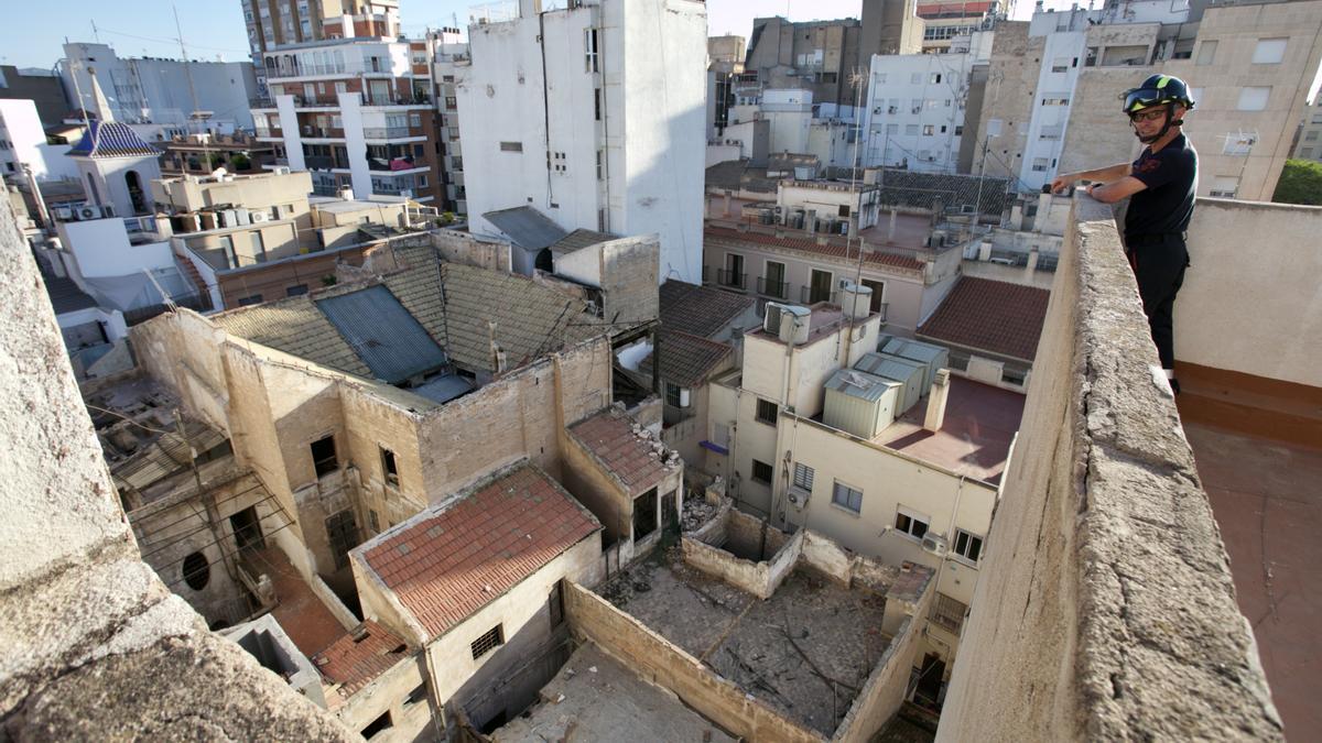 El edificio en el que se han producido los desprendimientos en el centro de Murcia