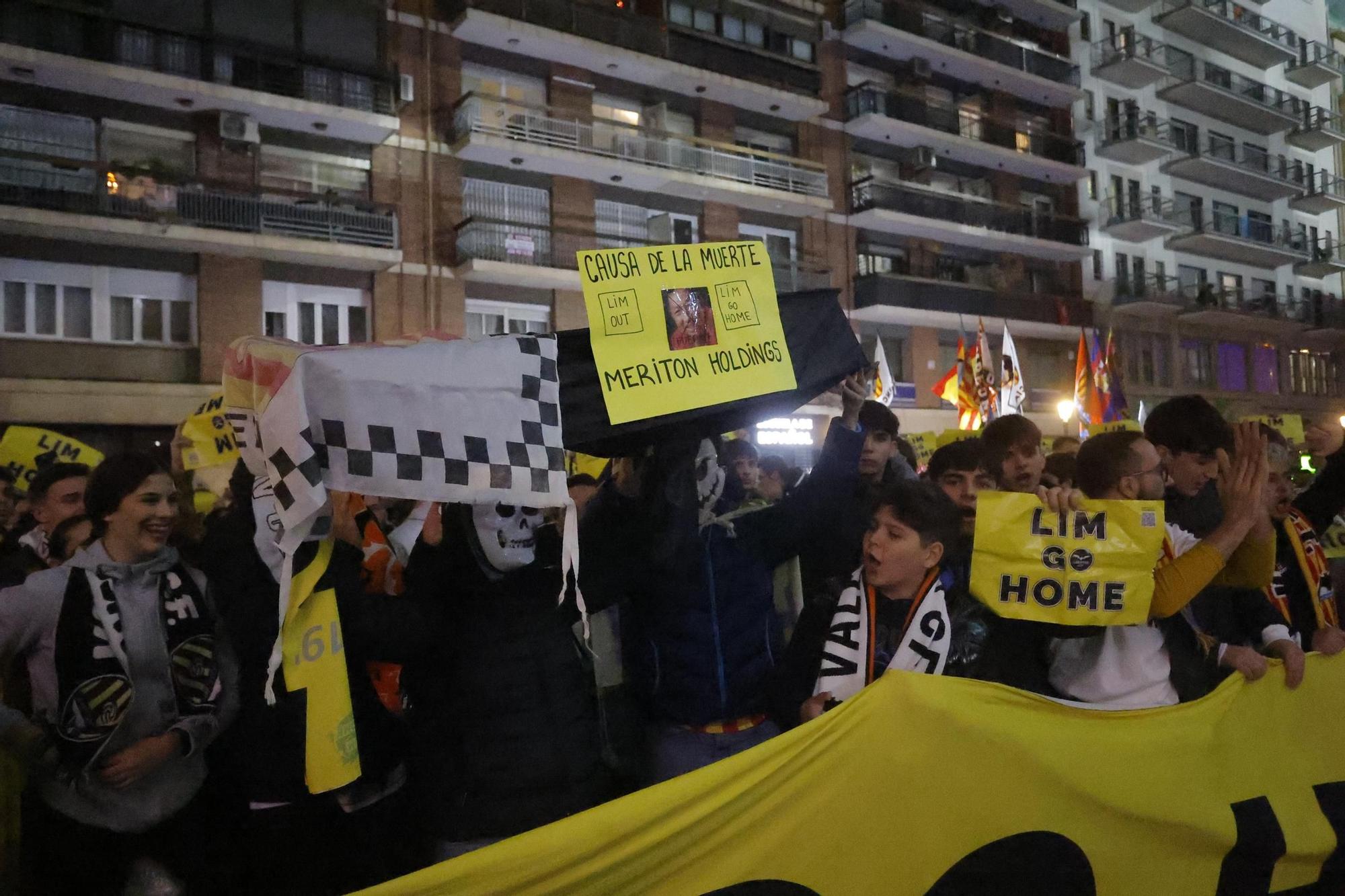 Así ha sido la protesta contra Peter Lim antes del enfrentamiento contra el FC Barcelona
