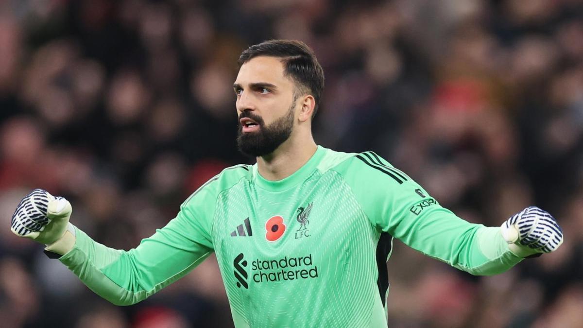 Giorgi Mamardashvilli en un partido con el Liverpool FC