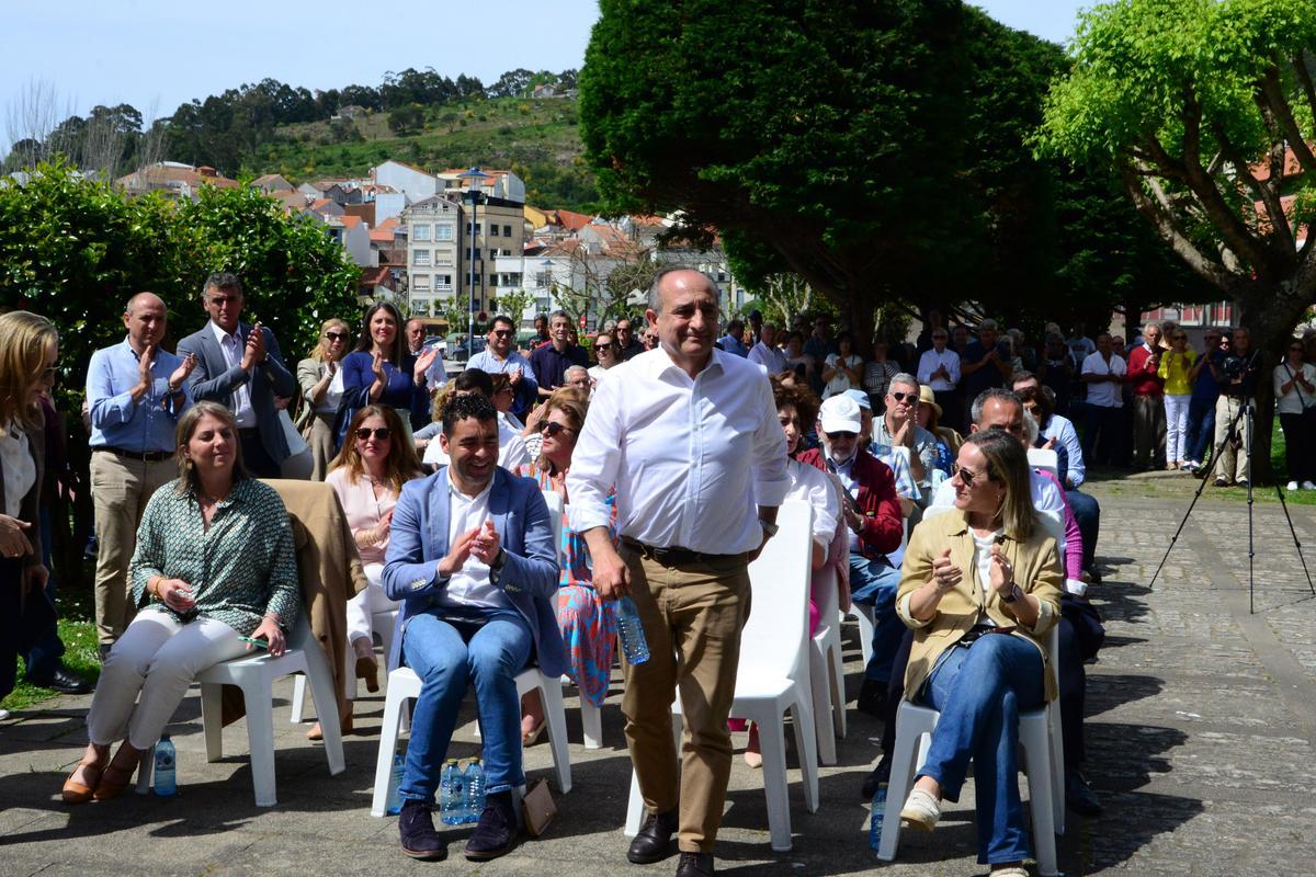 Sotelo se dirige al estrado para dar su discurso de presentación en la Capela do Hospital