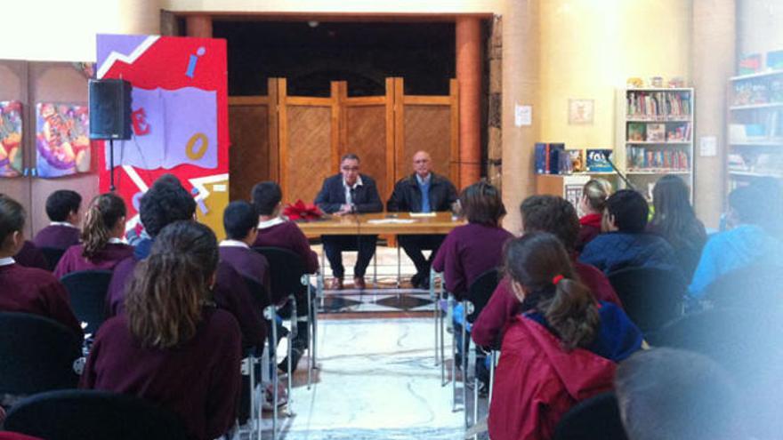 Un momento del acto de ayer, con Nieto (d.) y Martín (i.) en la mesa. | lp / dlp