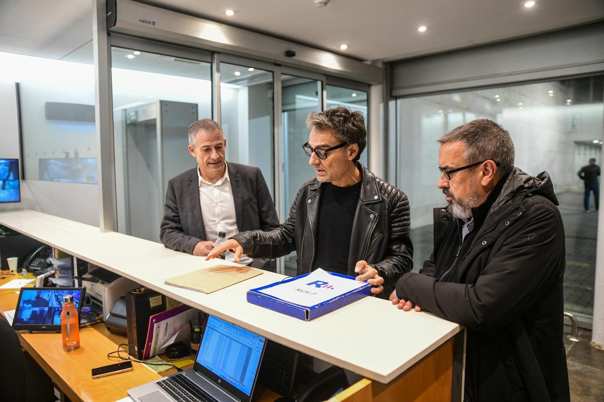 Los miembros de Recuperem ERC entregando las firmas.