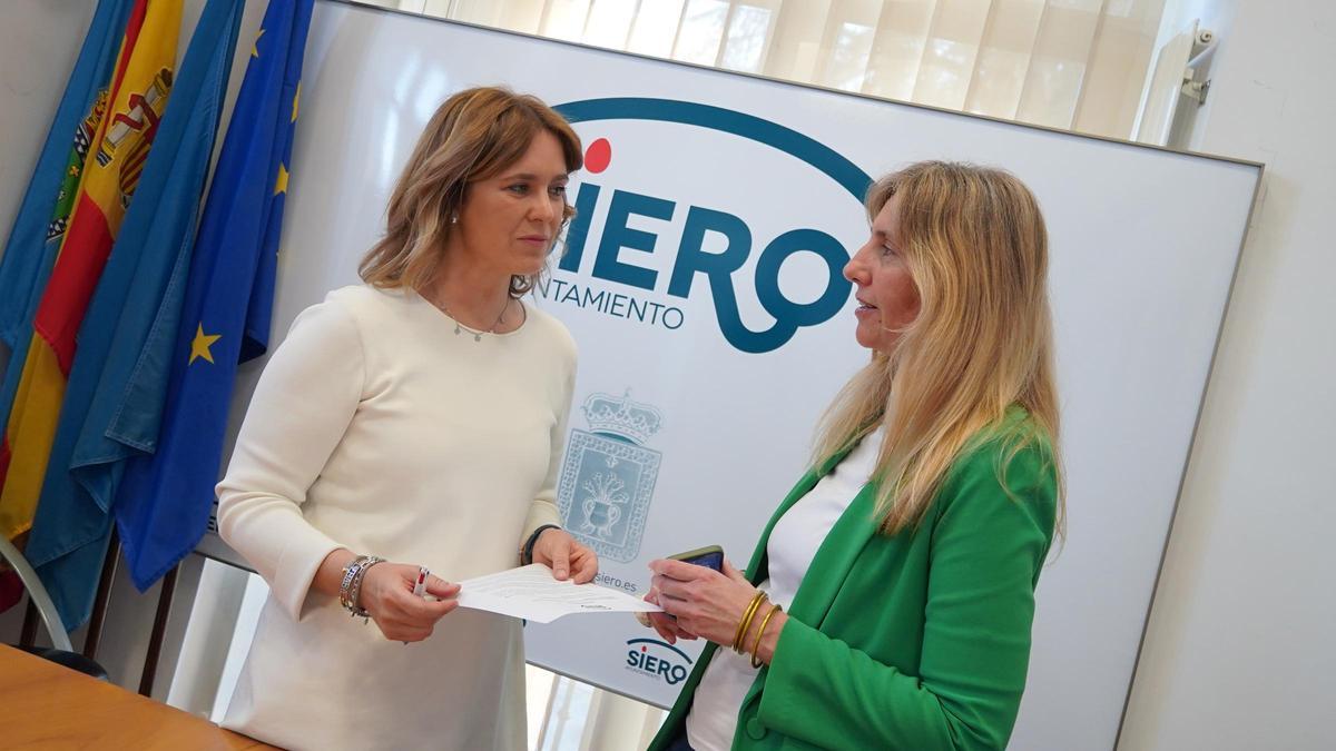 Eva Iglesias (izquierda) y Alejandra Cuadriello, este jueves, en el Ayuntamiento de Siero.