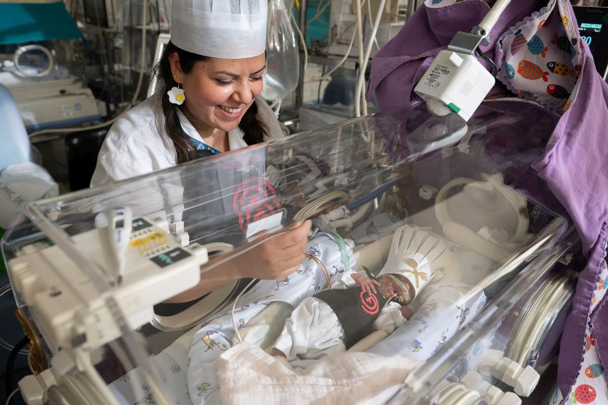 Los bebés ingresados en la UCI neonatal del Clínic se convierten en pequeños cocineros por Carnaval