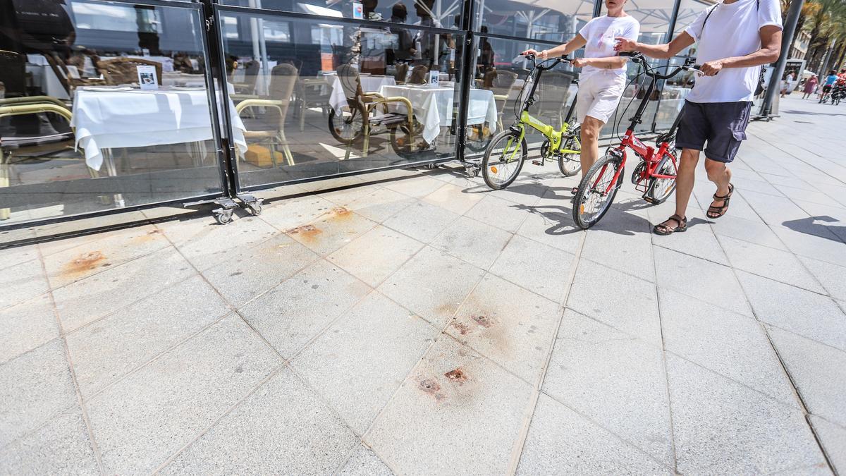 Sobre la calzada los restos de los apoyos de dos bancos que han desaparecido junto a las mesas con mejores vistas al mar de una terraza. El Ayuntamiento asegura que se van a reubicar en el mismo lugar y que están en mantenimiento