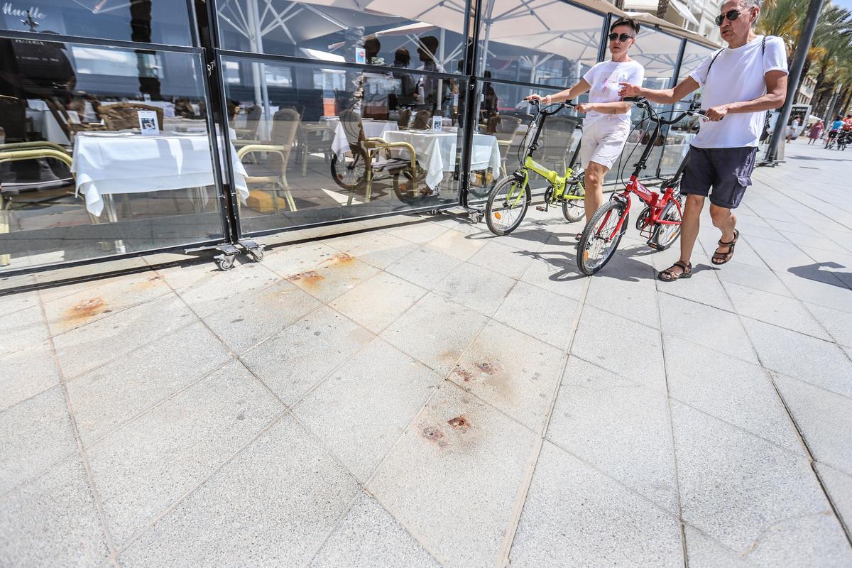 Sobre la calzada los restos de los apoyos de dos bancos que han desaparecido junto a las mesas con mejores vistas al mar de una terraza. El Ayuntamiento asegura que se van a reubicar en el mismo lugar y que están en mantenimiento
