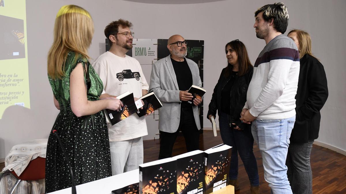 Miguel Ángel Santiago charla con algunos de los asistentes a la presentación de su libro, el Miércoles Santo en Murcia.