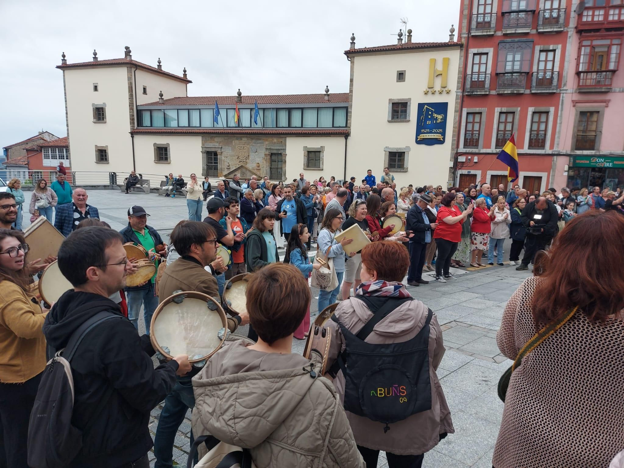 En imágenes: Así fue la manifestación contra el cierre de la Escuela de Música de Tineo