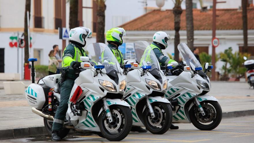 Tres motoristas de Tráfico durante una prueba deportivo celebrada en Eivissa ciudad. | VICENT MARÍ
