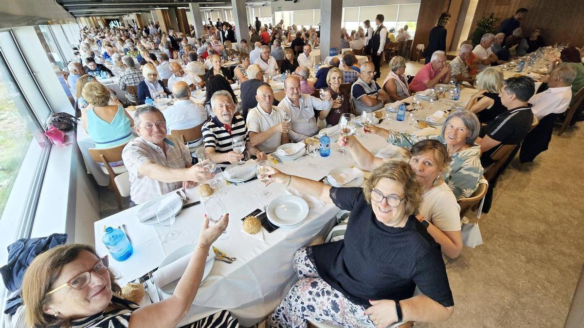 La tradicional Festa dos Maiores de Baiona reúne a 700 vecinos en el restaurante Rocamar, en Baredo.