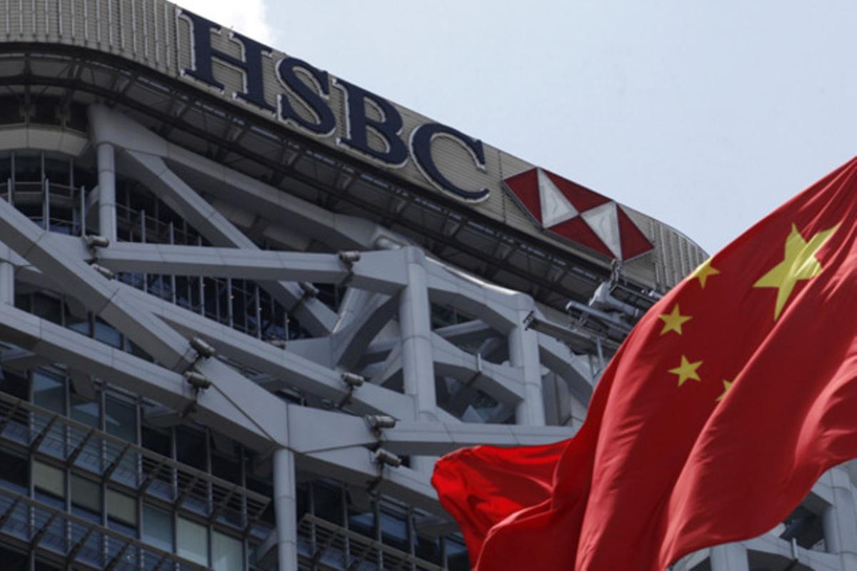 La bandera xinesa oneja davant de la seu del banc HSBC a Hong Kong.
